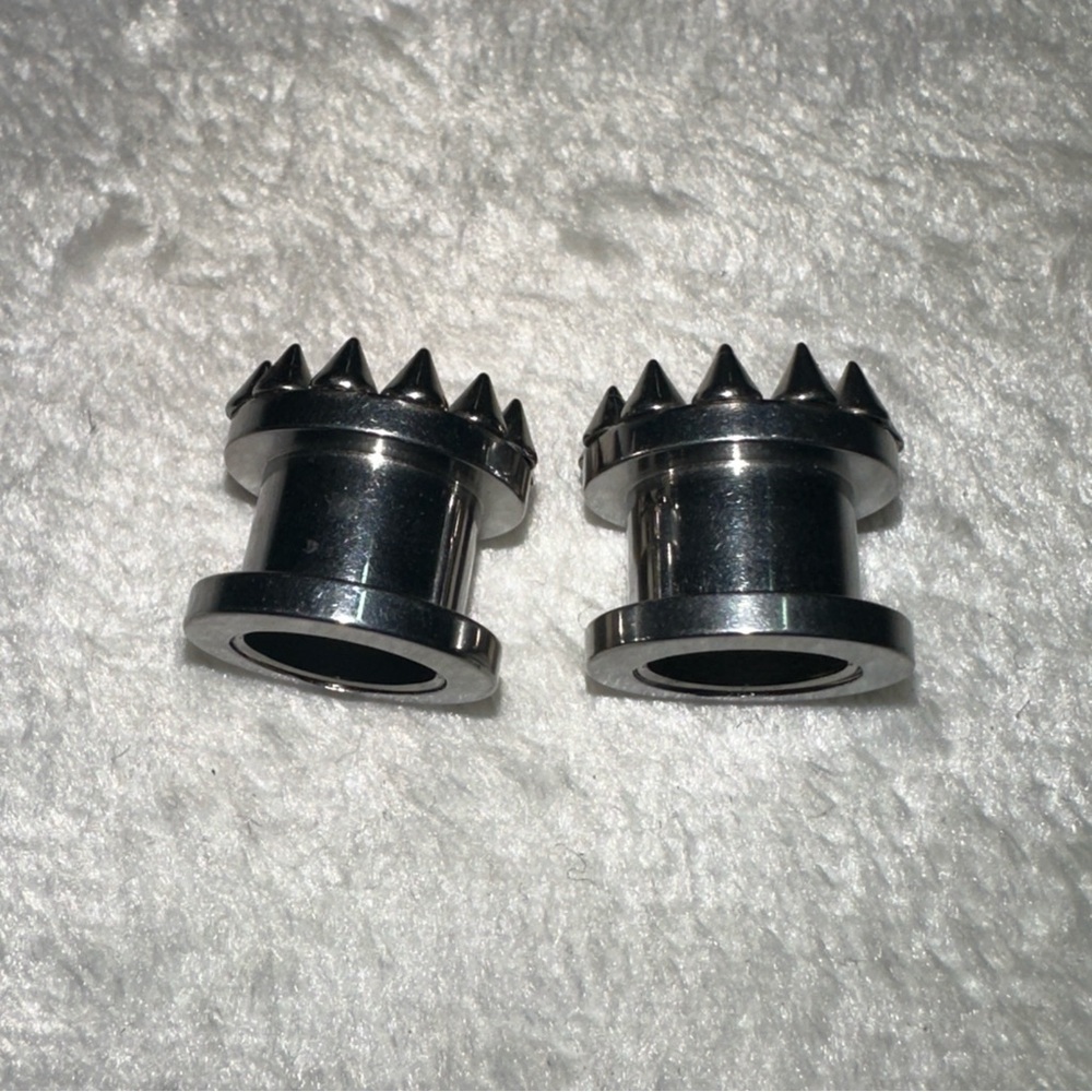 New 10 mm Ear Plugs piercings Earrings lobes never worn
